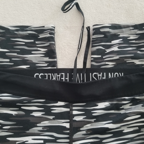 🩵 B2G1 EUC Nike Dri-Fit camo crop leggings - Picture 5 of 6